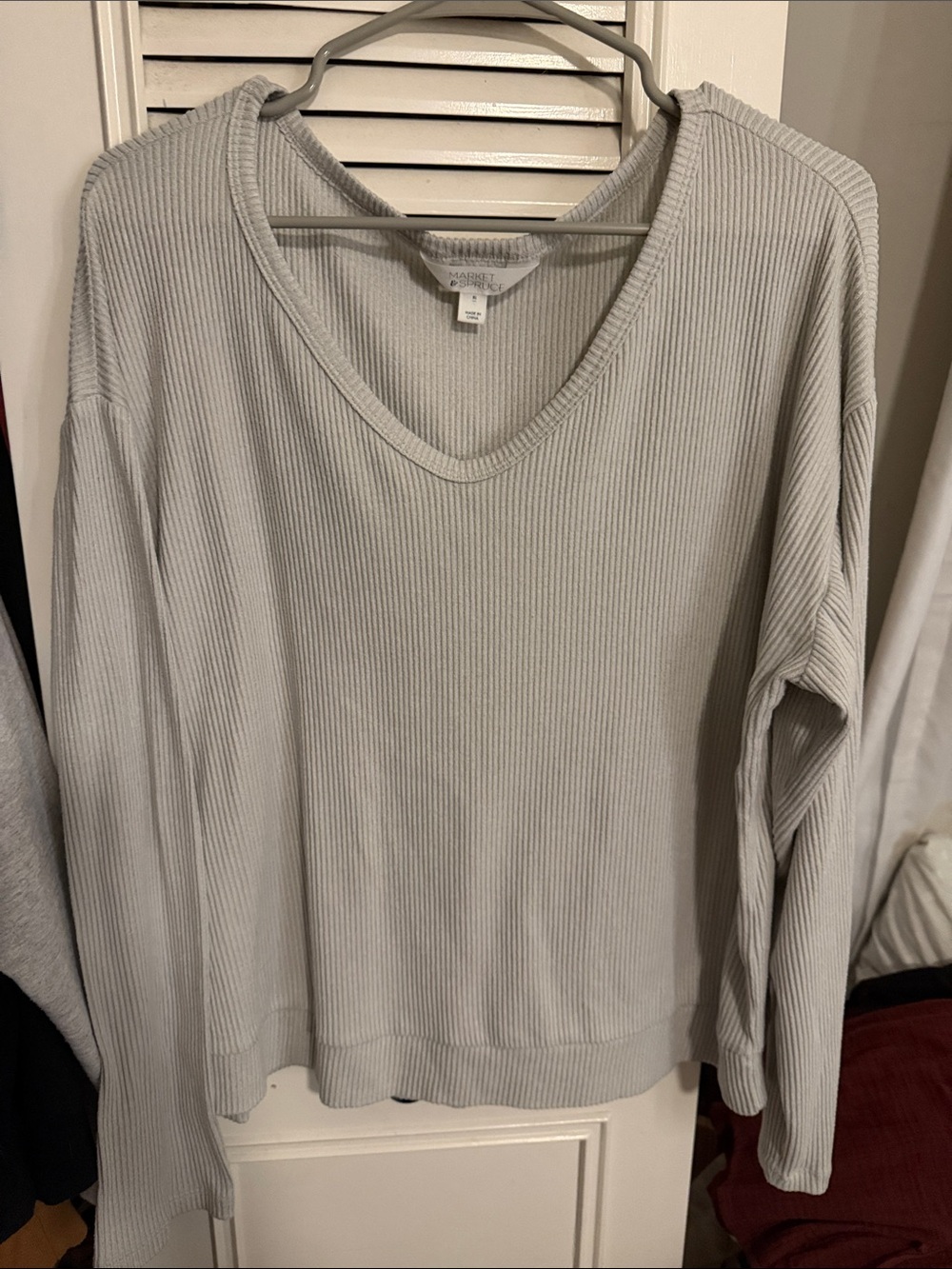 Market & Spruce Women's Ribbed V-Neck Sweater in Light Gray